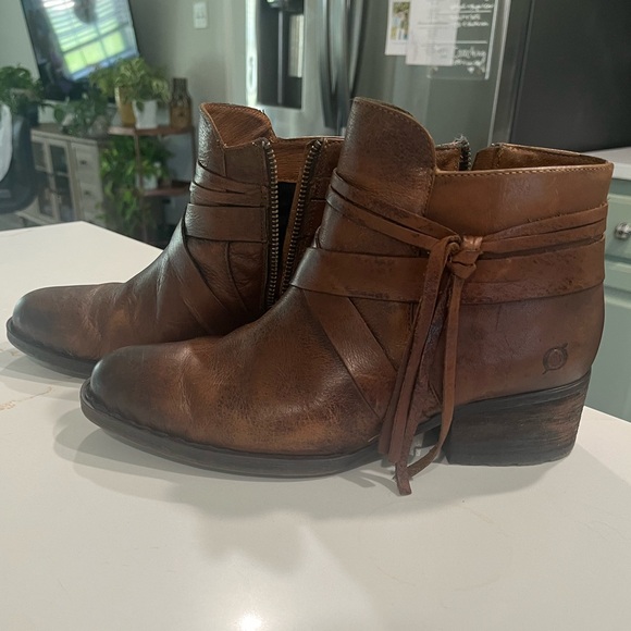 Size 9 Born ankle boots - Picture 1 of 5